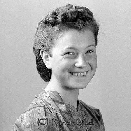 Margareta Andersson Kisa
raja
Kvinna klädd i klänning  

raja
Margaret var syster till målare Holger Andersson och Sven Andersson. Hon dansade balett i "Kisa-Pungen"
Gifte sig med Witell.
Båda arbetade på Eklunds Kappfabrik. Han som tillskärare.
Källa: Studiegruppen hembygdsgården 


Nyckelord: Andersson Kisa