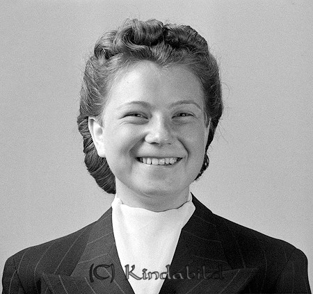 Margareta Andersson Kisa
raja
Kvinna klädd i kavaj 

raja
Margaret var syster till målare Holger Andersson. Gifte sig med Witell.
Båda arbetade på Eklunds Kappfabrik. Han som tillskärare.
Källa: Studiegruppen hembygdsgården 


Nyckelord: Andersson Kisa