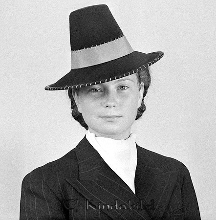 Margareta Andersson Kisa
raja
Kvinna klädd i kavaj och hatt på huvudet

raja
Margaret var syster till målare Holger Andersson. Gifte sig med Witell.
Båda arbetade på Eklunds Kappfabrik. Han som tillskärare.
Källa: Studiegruppen hembygdsgården 

Nyckelord: Andersson Kisa