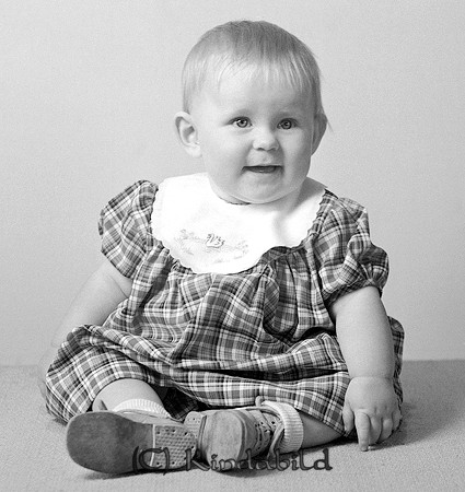 Kerstin Thuresson Kisa
raja
Flicka klädd i rutig klänning

raja
Kerstin Turesson, född 1939 i Mjölby dotter till Olle Thuresson.
Hon gifte sig med med Ingmar Karlsson född 1932 i Malexander.
BNosatta i Skogshyddan Kisa.
Barn; Jan. Leif och Magnus.
Källa: Studiegruppen hembygdsgården 

Nyckelord: Thuresson Kisa