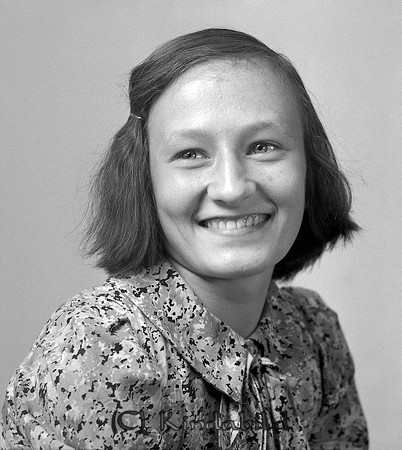 Birgit Samuelsson Kärra Björkfors
raja
Kvinna klädd i klänning 

raja
Birgit Samuelsson född 1927 i Oppeby, dotter till Gottfrid och Almida Samuelsson Kärra.
Syskon till Birgit:
Elsa Astrid Viola född 1905
Evelina Margit Sofia född 1908
Karl Gustav Evert född 1912.
Föräldrarna hade telefonväxel "Kärra-Åsunden".
Källa: Folkräkning 1940 
Källa: Gerd Pettersson

Nyckelord: Samuelsson Björkfors