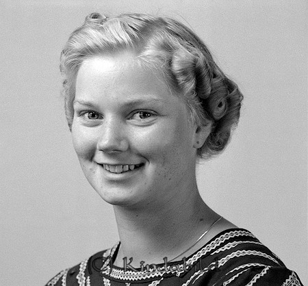 Britta Nilsson Årteryd Hägerstad
raja
Kvinna klädd i klänning 

Nyckelord: Nilsson Hägerstad