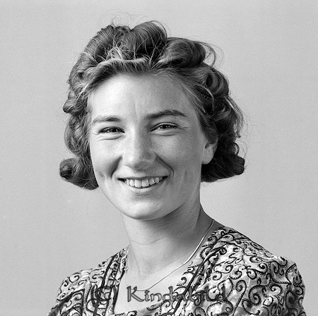 Doris Nilsson Årteryd Hägerstad
raja
Kvinna klädd i klänning 

raja
Doris Nilsson, syster till bild nr 7201.
Doris gift med Gustaf Göte Söderberg. Sonen heter Tommy.
Familjen bodde i Överum 1970
Källa: Folkräkning 1970 
Källa: Gerd Pettersson

Nyckelord: Nilsson Hägerstad