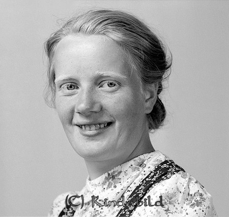 Elin Karlsson Rothult Kisa
raja
Kvinna klädd i klänning 

raja
Elin Karlsson var moster till Marianne, Solveig och Linnea .
 Källa: Studiegruppen hembygdsgården 
Nyckelord: Karlsson Kisa