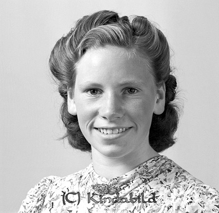 Sara Johansson Kisa
raja
Kvinna klädd i klänning 

Nyckelord: Johansson Kisa