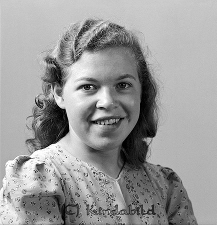 Erna Hallberg Kisa
raja
Kvinna klädd i klänning 

raja
Erna Hallberg var syster med Helge och Martin Hallberg.
 Hon var gift med Göst "i Backen". De bodde i inre huset hos Träff.
 De flyttade sedan till Gränna.
 Källa: Studiegruppen hembygdsgården
Nyckelord: Hallberg Kisa
