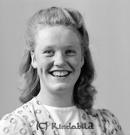 Iris Kjellgren Kisa
raja
Kvinna klädd i klänning 

raja
Iris Viola Ingegerd Källgren född 1925 i Västra Eneby Hon var fostersyster till Holger Källgren född 1910 i Brunneby, som drev BP.macken i Kisa och Café Columbia.
Familjen med modern Alma Sofia Källgren född 1875 i Hällestad bodde i Brokullen Kisa.
Källa: Kyrkoarkiv Kisa 
Källa: Gerd Pettersson

Nyckelord: Kjellgren Kisa