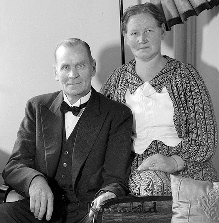 T V Johansson Lasarettet Kisa
raja
Man som firar sin högtidsdag

raja
Mannen på bilden är T V Johansson - Ture Valdemar, tillika min farfars far. Tillsammans med hustrun Hildur.
Källa: Emil Thuresson

Nyckelord: Johansson Kisa