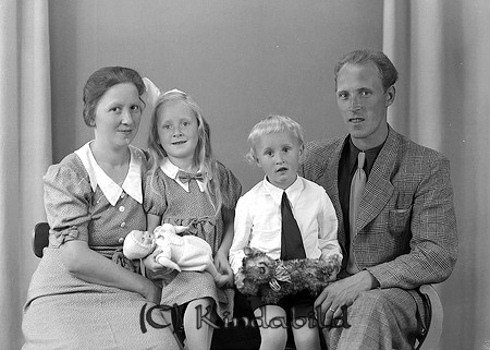 Karl Andersson Nelhammar Hycklinge
raja
Mor o far med sina barn

raja
Åkeriägare Karl Hjalmar Andersson född 1910 i Hycklinge och Elin Viola född Petersson 1910 i Hycklinge.
Barnen Elsie Ingegerd Viola född 1935
Roland Karl-Inge född 1936.
Roland gifte sig med An(...)d Asklöv..
Källa: Kyrkoarkiv Hycklinge och Studiegruppen hembygdsgården 


Nyckelord: Andersson Hycklinge