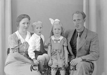Karl Andersson Nelhammar Hycklinge
raja
Mor o far med sina barn

Nyckelord: Andersson Hycklinge