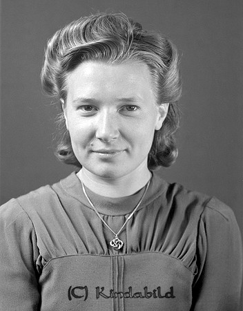 Karin Jacobsson Slätmon
raja
Kvinna klädd i klänning 

raja
Karin Jakobsson född 1919 i Tidersrum, dotter till hemmansägare Karl Jakob Karlsson och Karin Elida Svensson.
Bror till Karin Jakobsson var Ragnar född 1922.
Ragnar hade affär i Slätmon.
Karin Jakobsson gifte sig med Göte Strindby Rimforsa. De hade en son Jörgen, Familjen bodde i Rimforsa
Källa: Kyrkoarkiv Tidersrum
Källa: Gerd Pettersson



Nyckelord: Jacobsson Slätmon