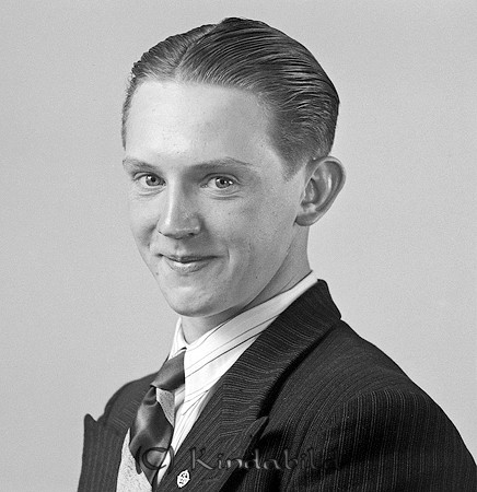 Gereon Forslundh Väsby Oppeby
raja
Man klädd i skjorta slips och kavaj

raja
Gereon Forslund född 1921 i Oppeby. Han var son till Ivar Forslund och Hilda Amalia född Alm.
Barn:
Rut Frideborg född 1919
Karl Gereon Emanuel född 1921
Gustav Allan född 1924
Karin Henny Amalia född 1928
Källa: folkräkning 1970 
Källa: Gerd Pettersson

Nyckelord: Forslundh Oppeby