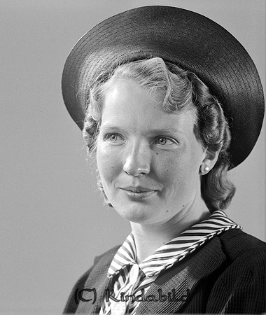 Agnes Johansson Bergalid Kisa
raja
Kvinna klädd i klänning och med en hatt på huvudet 

raja
Agnes Johansson född Gustafsson 1914 i Kisa. Hon var gift med Alvar Johansson född 1908 i Kisa. Hon kom från Svensbo. Agnes var barnmorska.
 Barnen hette Gunnel och Inge.
 Källa: Studiegruppen hembygdsgården 

Nyckelord: Johansson Kisa