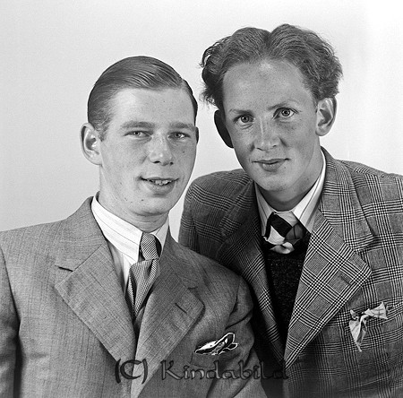 Harry Tell och Bertil Sandelius Kisa 
raja
Två män klädda i kostym

raja
Harry Tell, Bertil Sandelius 
Källa: Curth

Nyckelord: Sandelius Kisa