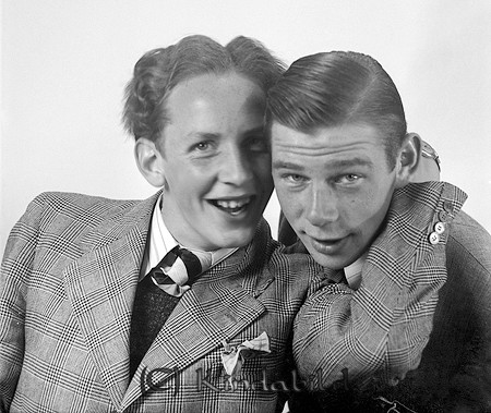 Bertil Sandelius och Harry Tell Kisa 
raja
Två män klädda i kostym

raja
Bertil Sandelius, Harry Tell 
Källa: Curth

raja
Bertil Sandelius blev konditor i Åtvidaberg på 1950-talet.
 Harry Thell hade plåtslagarefirma efter sin fosterfar Karl Thell.
 Thell var gift med Gulli. Thell sålde varm korv vid olika festligheter som han hade i en speciell låda.I sin ungdom spelade han fotboll back, i Kisa BK.
 Källa: Studiegruppen hembygdsgården 

Nyckelord: Sandelius Kisa