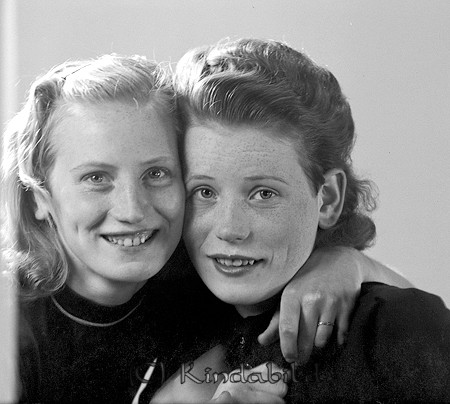 Maj-Britt Jacobsson Sällstad Kisa
raja
Kvinnor klädda i klänningar 

raja
Till vänster Lilly Jakobsson född 1921 och till höger Maj-Britt Jakobsson. 
Källa: Gerd Pettersson

Nyckelord: Jacobsson Kisa