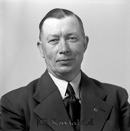 Ture Hansson Bränntorp Björkhult
raja
Man klädd i skjorta slips och kavaj

raja
Landstingsman Ture Hansson född 1894, gift med Annie Adina Helena född 1896 i Frödinge.
Barn: Bengt född 1934 och Britta född 1937
Källa: Kyrkoarkiv Horn 
Källa: Gerd Pettersson

Nyckelord: Hansson Hansson