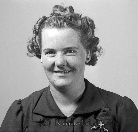 Stina Thun Kölefors
raja
Kvinna klädd i klänning

raja
Stina Thun gift med Erik Thun. De hade en dotter Anita. 
 Stina Arbetade på Konsum i Kisa. Änka 1989.
 1990 bodde hon i Björkvik Kölefors.
 Källa: Studiegruppen hembygdsgården 
Nyckelord: Thun Kölefors