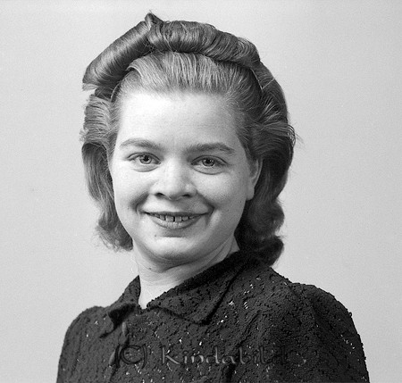 Els-Mari Johansson Kisa
raja
Kvinna klädd i klänning

Nyckelord: Johansson Kisa