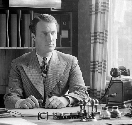 Gösta Eklund Kisa
raja
Man som sitter vid ett skrivbord 

Nyckelord: Eklund Kisa