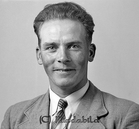 Richard Karlsson Hult Tidersrum
raja
Man klädd i skjorta slips och kavaj

raja
Karl Rikard Karlsson född 1912 i Tidersrum, son till Karl Valfrid Pettersson och Helga Maria Karlsson.
Barn:
Lilly Maria född 1907
Lydia Ingeborg född 1908
Karl Rikard född 1912
Nils Folke född 196
Ruth Vivan Linnéa född 1919.
Rikard Karlsson gifte sig med Göta Karolina född 1923 i Tidersrum. Dotter Britt. Familjen bodde i Lögefall Horn.
Källa: Kyrkoarkiv Tidersrum 
Källa: Gerd Pettersson


Nyckelord: Karlsson Tidersrum