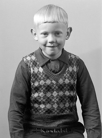Ingemar Karlsson Lövåsa Kisa
raja
Pojke klädd i skjorta under en stickad väst 

raja
Ingemar Karlsson Lövåsa son till Hugo och Alice Karlsson.
Källa: Folkräkning 1970 och sv dödbok 
Källa: Gerd Pettersson

Nyckelord: Karlsson Kisa