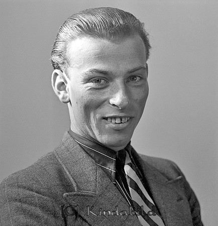Ingrell Johansson Bränntorp Björkhult 
raja
Man klädd i skjorta slips och kavaj

raja
Ska säkert vara Ingemar Johansson. Han var född 1924 i Frödinge,
Källa: Kyrkoarkiv Horn 
Källa: Gerd Pettersson

Nyckelord: Johansson Björkhult