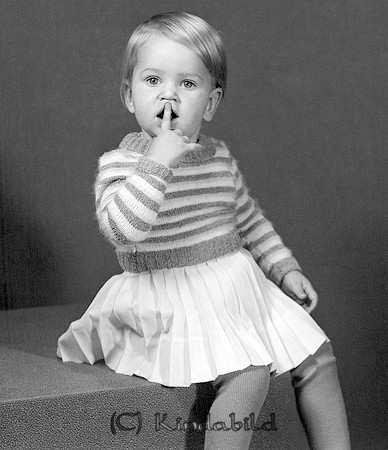 Gunilla Hagström Kisa
raja
Flicka klädd i kjol och stickad tröja

raja
Gunilla Hagström född 1939 i Kisa, dotter till bankkamrer Per Hagström född 1913 i Eksjö. Han var gift 1937 med Ingrid Wärmdahl född 1911 i Eksjö.
 De fick ytterligare 4 barn, det yngsta fött i Osby 1949 dit familjen då hade flyttat.
 Källa: Folkräkning 1950 och Studiegruppen hembygdsgården 
Nyckelord: Hagström Kisa