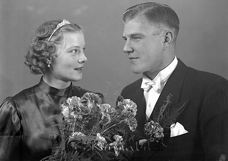 Ture Karlsson Björkfors
raja
Brudpar

raja
Busschaufför Ture Karlsson och Greta Elvira Johansson. Tures far var kolare i Björkfors därför kallades Ture och hans bröder för "Kolare-Pojka".
 1970 boode de i Linköping.
 Barn Doris, Hans-Åke, Marianne, Håkan, Bengt, Nils-Ove 
 Källa: Studiegruppen hembygdsgården och kyrkoarkiv Oppeby

Nyckelord: Karlsson Björkfors