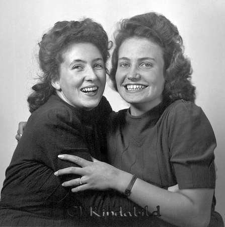 Ingrid Gothnier o Gunilla Andersson Kisa
raja
Två kvinnor klädda i klänningar

raja
Fr vänster Ingrid och Gunilla. 
 Guniila Andersson var gift första gången med frisör Nils Jakobsson 
 och de fick dottern Lilian. Gift andra gången med tandläkare Öhman i Kisa.
 Gunilla hade en bror Åke. De kom från Hitthem.
 Ingrid var dotter till sadelmakaren och tapetseraren Gothnier Kisa.
 Källa: Studiegruppen hembygdsgården 
Nyckelord: Andersson Kisa
