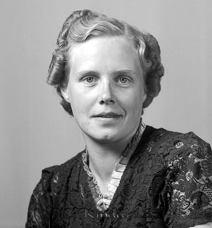 Sally Hansson Hökhult Horn
raja
Kvinna klädd i klänning

raja
Sally Hansson född 1918, dotter till Carl Hansson och Ida född Andersson.
Syskon till Sally var Henry född 1912 och Alfhild född 1914.
Källa: Svenska Gods och Gårdar 
Källa: Gerd Pettersson

Nyckelord: Hansson Horn