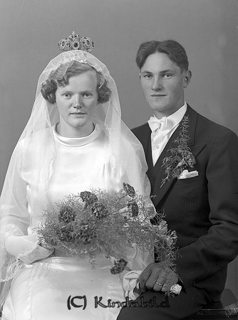 Henry Axelsson Örsebo Svalsjö
raja
Brudpar

raja
henry Axelsson född 1918 i Ulrika Gift 1940 med Karin Julia Elsabet född Svensson 1919 i Kisa.
1950 bor de i Lommaryd.
Barn;
Sven-Olof, Maj-Britt, Inga. Lars-Erik, och Evert.
Källa: Folkräkning 1950 
Källa: Gerd Pettersson

Nyckelord: Axelsson Svalsjö