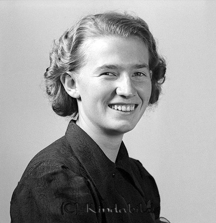 Gunnel Johansson Kisa 
raja
Kvinna klädd i klänning

Gunnel Johansson född i Mönsterås, syskon Sven, Svea, Erna och Ingrid.
Nyckelord: Johansson Kisa