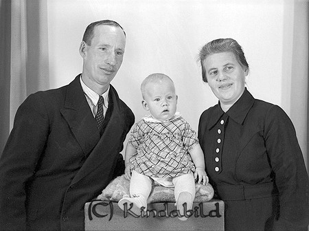 Familjen Svensson Vångvik Västra Eneby
raja
Far o mor med sitt barn

Nyckelord: Svensson Västra Eneby