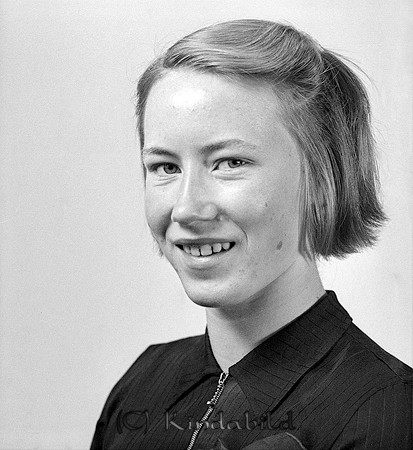 Dagmar Andersson Killingevid Västra Eneby
raja
Kvinna klädd i mörk klänning

raja
Dagmar Andersson född 1926, dotter till Hugo och Signe Andersson. Gertrud gifte sig med Sigvard Andersson. De fick två döttrar Gertrud och Ingrid.
 Dagmar hade en syster Ebba.
 Källa: Studiegruppen hembygdsgården 

Nyckelord: Andersson Västra Eneby