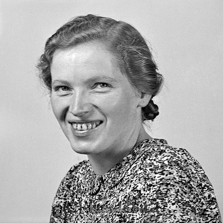Lilly Eriksson Fröåsa
raja
Kvinna klädd i klänning

raja
Lilly Eriksson född 1916 i Kisa var gift med Sven Harry Björk född 1919 i Västra Eneby.
Hon var dotter till Karl Alfred Eriksson Harudden och hans hustru Hilma född Karlsson.
Syskon
Algot född 1903
Martin 1905
Rut Margreta född 1907
Lisa född 1909
Einar född 1913
Hugo född 1914
Ester född 1918
Ingrid född 1922
Källa: Kyrkoarkiv Kisa 
Källa: Gerd Pettersson

Nyckelord: Eriksson Fröåsa