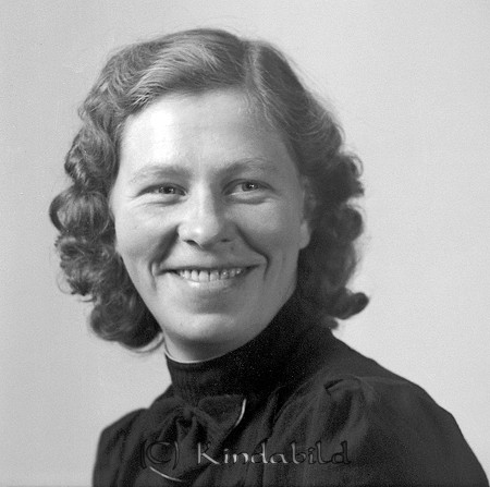 Bärta Wall Kärra Björkfors
raja
Kvinna klädd i mörk klänning

raja
Berta Viola Wall född 1923 i Dalhem, dotter till Karl Axel Wall född 1883 i Oppeby och Ester Amalia Alfrida född Andersson 1887 i Södra Vi.
1936 kom familjen till Kärra och 1941 flyttade de till Kila i Dalhems socken.
Hon var gift 1947 med Gunnar Alexander Oskarsson född 1919 i Tjärstad. 1950 bodde de i Nydala Björkfors
Källa: Kyrkoarkiv Oppeby 
Källa: Studiegruppen hembygdsgården

Nyckelord: Wall