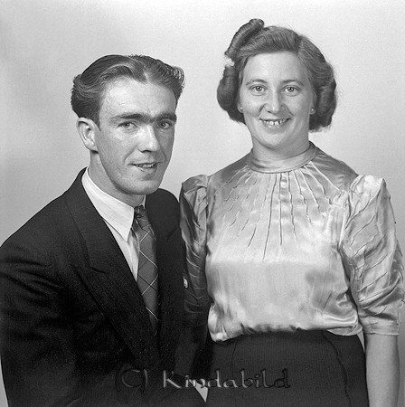 Jonas Hult Fridhem Ulrika
raja
Man o kvinna hon klädd i ljus blus och kjol han i kostym

raja
Jonas Hult född 1915 och Sigrid Lantz född 1909 i Måla Kisa.
Vigda 1940.
Källa: Familjer och Gårdar i Ulrika 
Källa: Gerd Pettersson


Nyckelord: Hult Ulrika