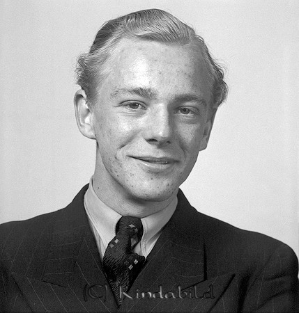 Harry Ferdinandsson Vestmanagatan 16 Linköping
raja
Man klädd i skjorta slips och kavaj

raja
Harry Ferdinandsson född 1921 i Skänninge. Gift 1946 med Karin Magdalena född Eliasson 1925 i Vilhelmina.
 Han var byggnadsingenjör och avr involverad i ombyggnation av Kisa Wärdshus. och nybyggnation av församlingshemmet i Kisa 1965.
 Källa: Studiergruppen nhembygdsgården och Folkräkning 1950 

Nyckelord: Ferdinandsson Linköping