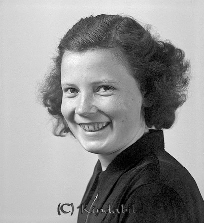 Iris Ljungström Västra Eneby
raja
Kvinna klädd i mörk klänning  

raja
Iris Ljungström född 1923 i Jordberg, dotter till Nils Hjalmar Ljungström och Astrid Charlotta Pettersson.
Gift 1946 med Bror Lennart Pettersson född 1912 i Västra Harg
Sonen Göran Bertil född 1948
familjen bodde i Mjölby.
Källa: Folkräkning 1950 
Källa: Gerd Pettersson


Nyckelord: Ljungström Västra Eneby
