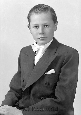 Lars-Urban Larsson Kisa
raja
Konfirmationsfoto 

raja
Lars Urban Larsson född 1926 i Västra Eneby, son till vägmästare Seth Larsson född 1898 i Vä'stra Eneby och Sara född Samuelsson 1899 i Västra Eneby. 
 1950 bodde föräldrarna i Nydala Kisa.
 Syskon till Urban Claes, Lars och Anne-Charlotte.
 Urban gift med Kerstin född Samuelsson Östra Ryd.
 Källa: Studiegruppen hembygdsgården och Folkräkning 1950 
Nyckelord: Larsson Kisa
