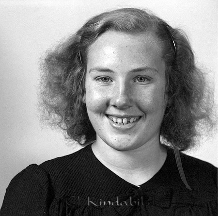 Vega Wilhelmsson Solvarv Svalsjö
raja
Kvinna klädd i mörk klänning  

raja
Vega Wilhelmsson född 1923 i Kisa.
1950 är hon hembiträde i Svenningeby Norrgård Norra Vi.
1970 bor hon kvar i Svenningeby hos Löfgrens,
Källa: Folkräkning 1950 och 1970 
Källa: Gerd Pettersson

raja
Systrar till Vega var Märta gift Tinnervall och Karin gift med Gunnar Hansson.
 Vega flyttade till Kisa sedan gården i Svenningeby var såld efter bröderna Löfgrens frånfälle.
 Källa: Studiegruppen hembygdsgården
Nyckelord: Wilhelmsson Svalsjö