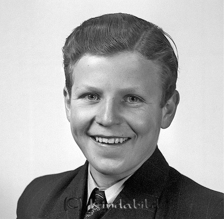 Sven Pettersson Killingevid Västra Eneby
raja
Man klädd i skjorta slips och kavaj

raja
Sven Pettersson född 1925 i Västra Eneby, son till Anders Albin Pettersson och Emmy Elisabet Ljungström.
 Sven gift med Aina.
 Barn: Börje. Birgitta, Bengt och Bo.
 Sven var en väldigt intresserad och kunnig inom skogens område.
 Källa: Studiegruppen hembygdsgården 
Nyckelord: Pettersson Västra Eneby