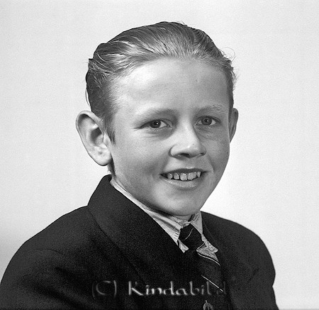 Karl Nilsson Killingevid Västra Eneby
raja
Man klädd i skjorta slips och kavaj

raa
Karl Nilsson född 1926 i Västra Eneby. Han kom från Kindsmåla.
 Brodern till honom hette Birger född 1929 bodde också i Kindsmåla.
 Karl Nilsson flyttade till Spångsholm till f d Heddas affär.
 Han var träsnidare och tillverkade brödfat m m i ene.
 Källa: Studiegruppen hembygdsgården

Nyckelord: Nilsson Västra Eneby