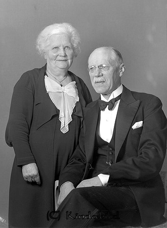 August Köhler Kisa
raja
Man o kvinna hon klädd i mörk klänning han i kostym 

raja
Fritz August Köhler född 1875 i Eskilstuna gift med Anna Lovisa Ottilia född 1873 i Tjärstad.
Barn: Karin Ingrid Magdalena född 1904 i Tjärstad
Margit Anna Elisabet född 1905 i Tjärstad.
Familjen kom från Lugnet Tjärstad till Kisa 1916.
1930 stod som han manufakturhandlare och bodde i Strömsholm f d Schills.
August Köhler dog 1946 och Anna Köhler 1954 i Rimforsa
Källa: Folkräkning1930 och Sv dödbok 
Källa: Gerd Pettersson

Nyckelord: Köhler Kisa
