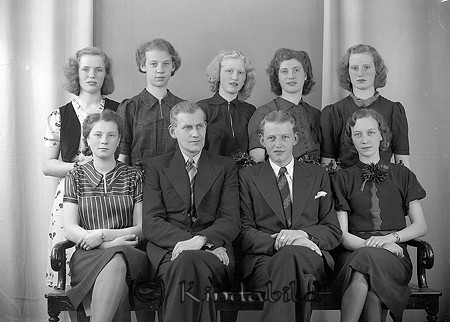 Kappfabriken Kisa
raja
Arbetskamrater 

raja
Främre raden fr vänster Maj-Grete Andersson, pressare Holmström, ? och Lizzi Gustavsson
 Bakre raden fr vänster Marianne Johansson från Koprklev, Siri Nilsson (äldsta dottern till Edit och Edvard Nilsson "Bromser-Nisse"), Hjördis Isaksson, Inga Månsson och Lilly Jakobsson
 Källa: Torborg Nilsson (Studiegruppen hembygdsgården) 
Nyckelord: Kappfabriken Kisa
