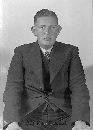 Stig Ohlsson Björkfors
raja
Man klädd i skjorta slips och kavaj

raja
Stig Ohlsson född 1922 i Oppeby. 1950 stod han för handelbiträde och bodde i Sågtomta Björkfors.
 Han lär ha kört taxi i Björkfors.
 1970 bodde han i Åtvidaberg och var gift med Siv Margareta född 1929 i Oppeby.
 Källa: Studiegruppen hembygdsgården 

Nyckelord: Ohlsson Björkfors