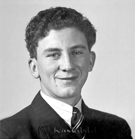 Gunnar Johansson Rothult
raja
Man klädd i skjorta slips och kavaj

raja
Gunnar Johansson född 1917 i Gölstugan Rothult Västra Eneby, son till Frans Oskar Konrad Johansson och Helga Vilhelmina Karlsson.
1950 var Gunnar gift med Eddy Inga Oceda Petersson född 1924 i Lenhovda, hade en dotter Kerstin och bodde i Hackel Rimforsa.
Makan dog 1963 i Fimon Kisa där familjen bodde då.
Källa: Svensk Folkräkning och Sv dödbok 
Lena Källa: Gerd Pettersson

Nyckelord: Johansson Rothult