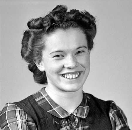 Birgit Svensson Björkfors
raja
Kvinna klädd i klänning  

Nyckelord: Svensson Björkfors