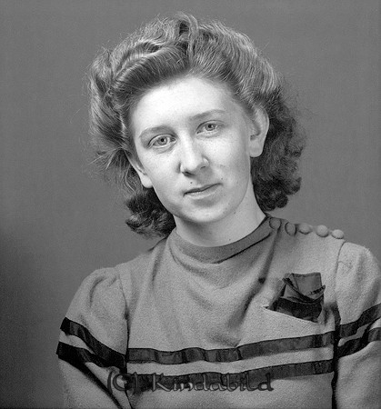 May Smersfelt Kisa
raja
Kvinna klädd i klänning  

raja
May Eleonora Smersfält född 1920 i Säffle, dotter till konsumföreståndaren i Kisa Axel Rikard Smersfält från By i Värmland.
Familjen bodde i Kisa 1935-1942.
Källa: Kyrkoarkiv Kisa 
Lena Källa: Gerd Pettersson

Nyckelord: Smersfelt Kisa